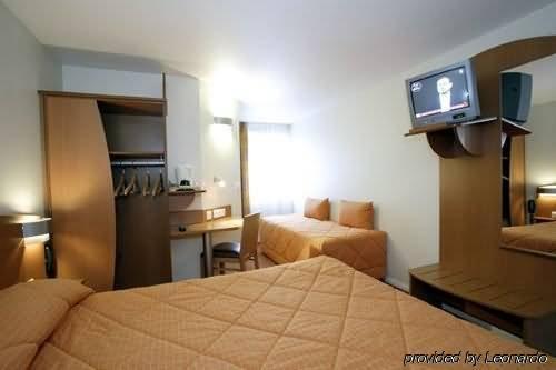 Kyriad Rennes Nord Hotel Room photo